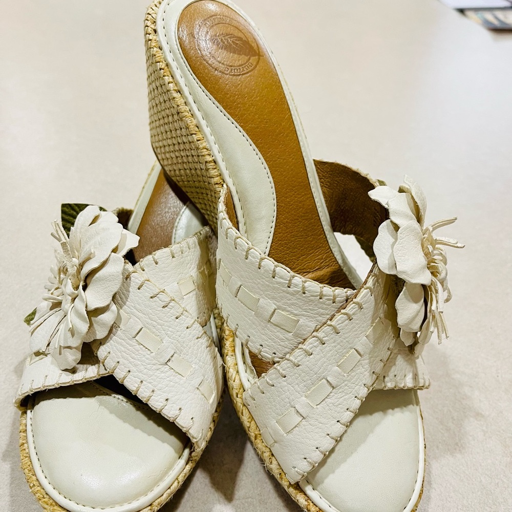 So cute!! Preowned platform sandals!